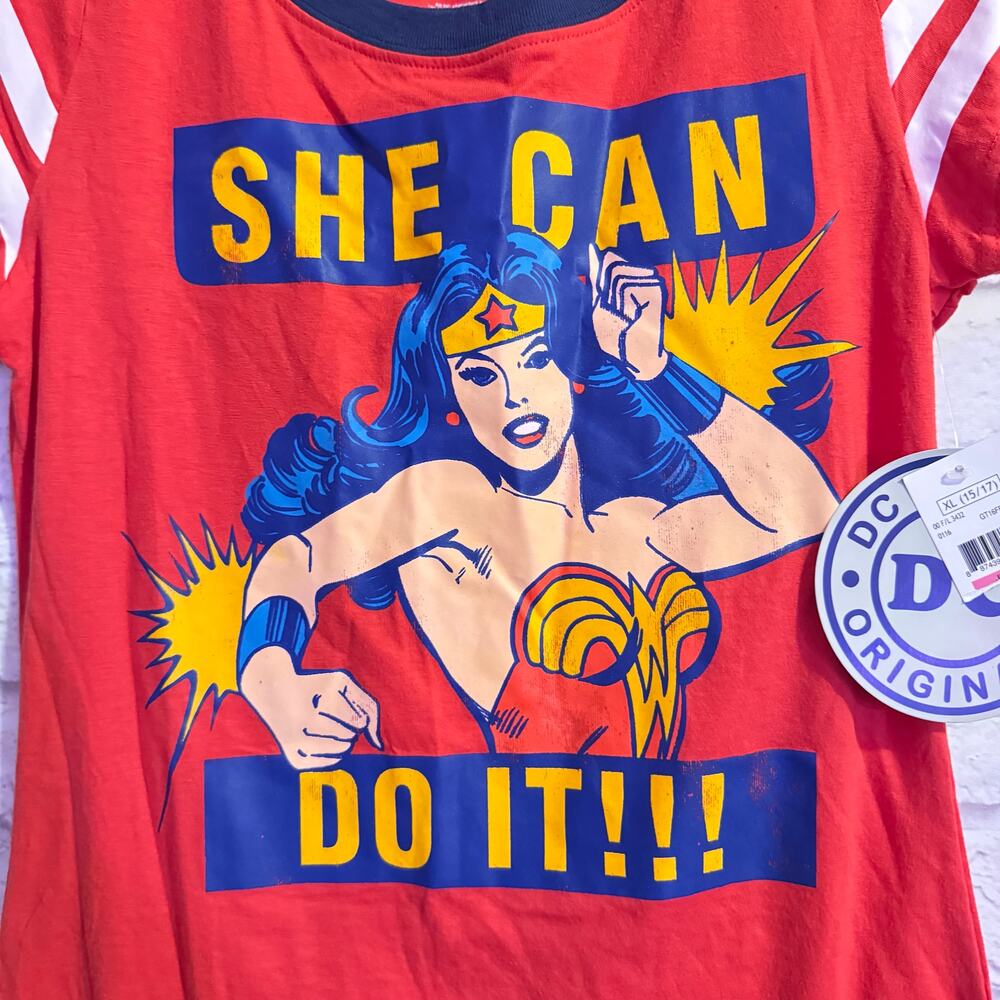 Wonder Woman Red T-shirt ***NWT***She Can Do It! SZ Juniors XL - Picture 2 of 6